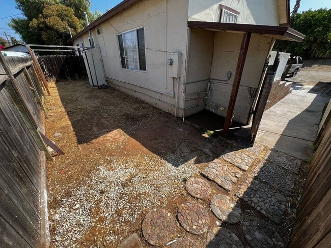 Building Photo - 2BR 1 BA Unit- Nice Yard and Carport, Remo...