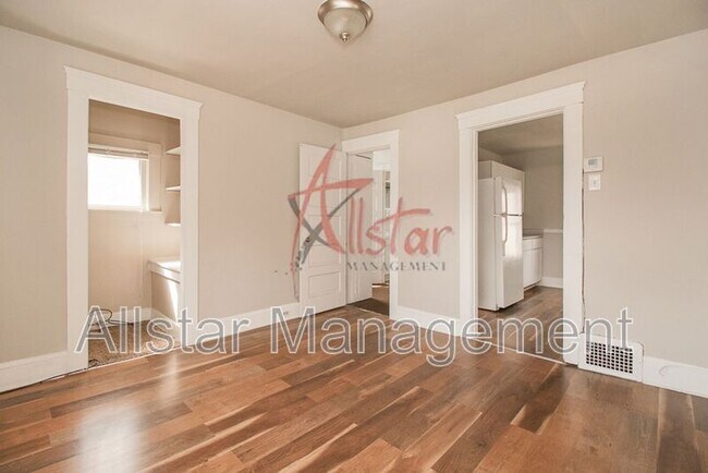 Building Photo - 1622 Ridgewood Ave