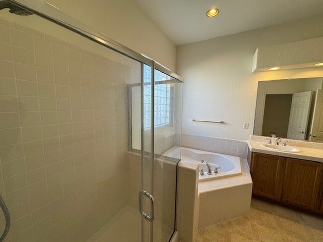 Building Photo - Three Bedroom near Dayton Golf Course