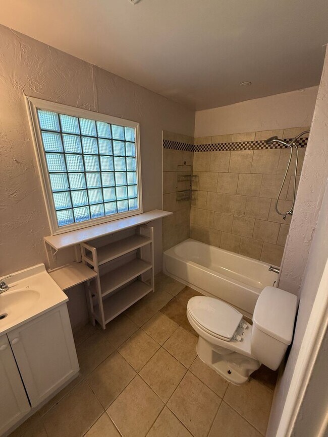 Building Photo - Available NOW! 4 bedroom 2 bathroom in Medical District