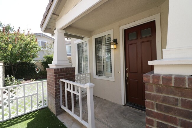 Building Photo - Townhome for Lease  in Valencia!