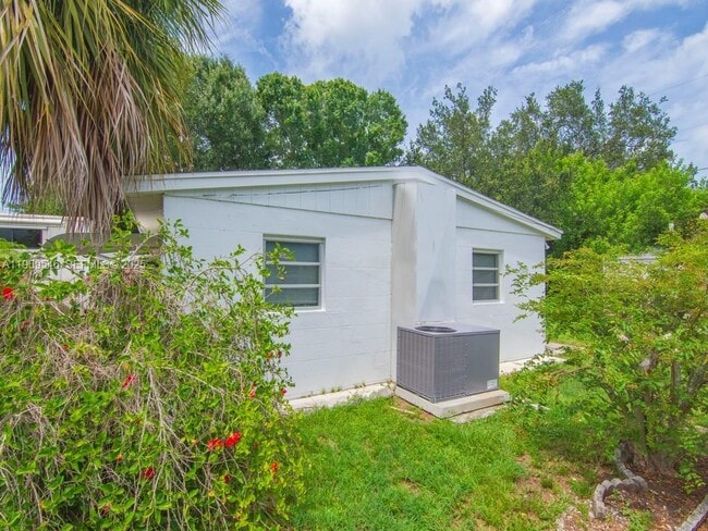 Building Photo - 1650 5th Ave