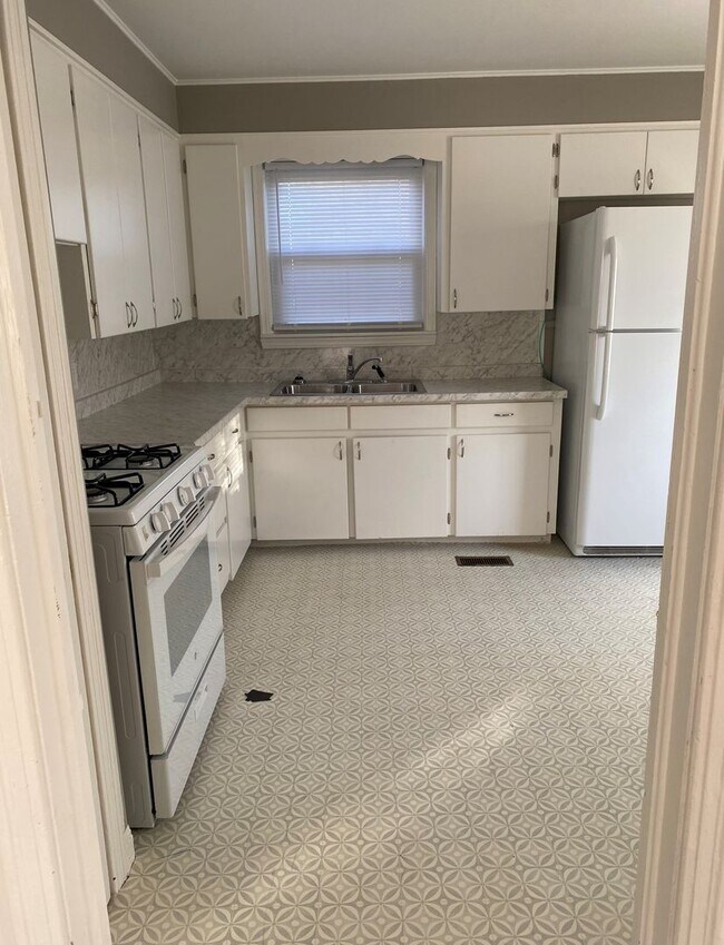 Building Photo - 2 Bed 1 Bath with Large backyard