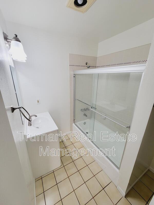 Building Photo - 416 W Milford St