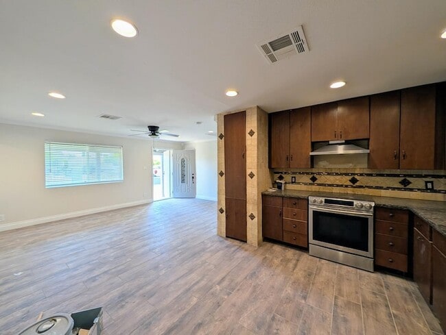 Building Photo - 13208 W Tuckey Ln