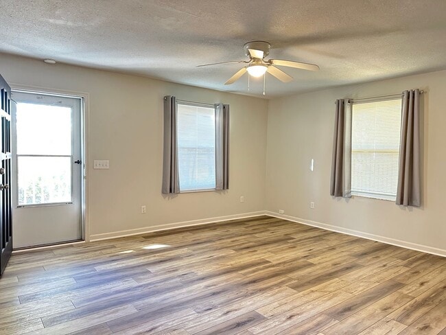 Building Photo - Island Bungalow, Minutes From the Beach!