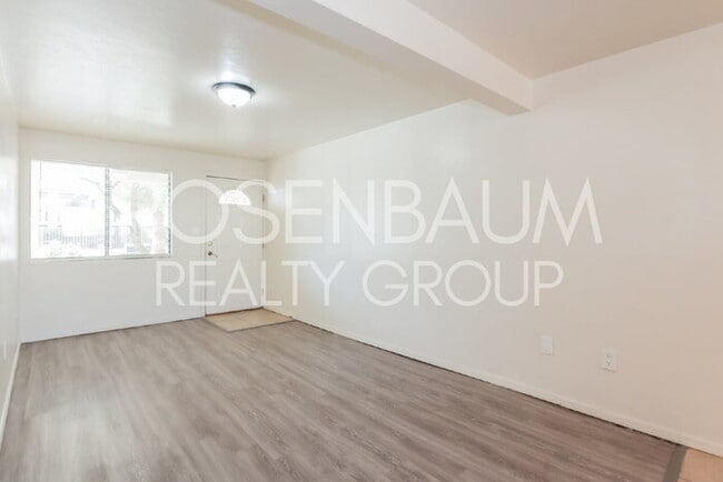 Building Photo - Spacious 1-bed, 1-bath downstairs apartmen...