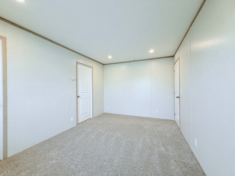 Building Photo - 52758 S Yorktown Ct