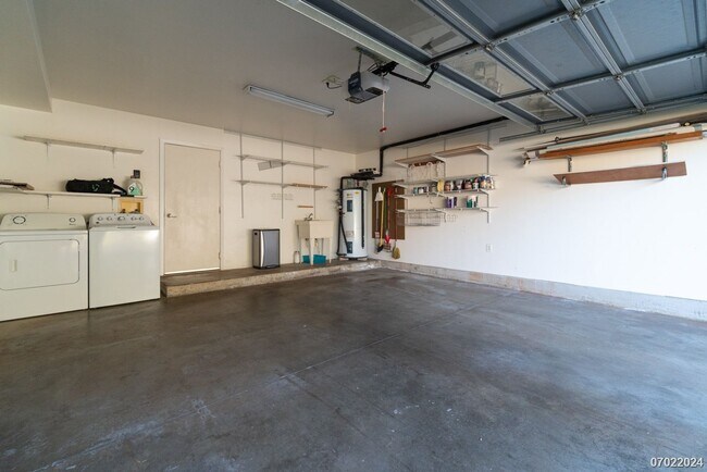 Building Photo - Immaculate 3bd/2.5 SF Home With Upstairs O...