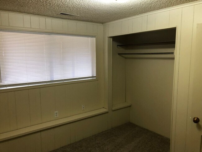 Building Photo - Large 3 Bed, 2 Bath Split Level Home in Newberg- Landscaping Included