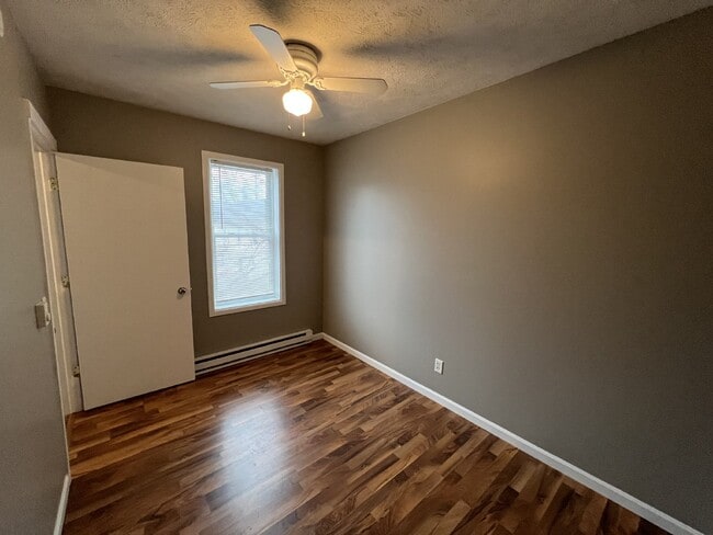 Building Photo - West Side 3BR Townhouse Style