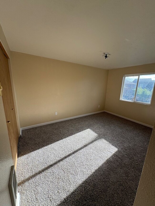 Building Photo - 00720-1096/1098 W. Regis St.