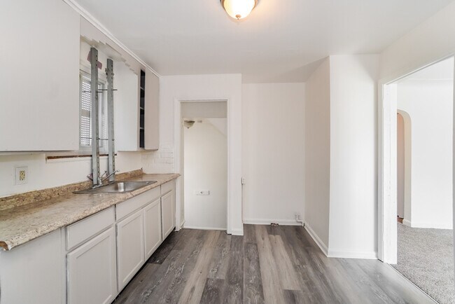 Building Photo - Beautiful bungalow house located on the We...