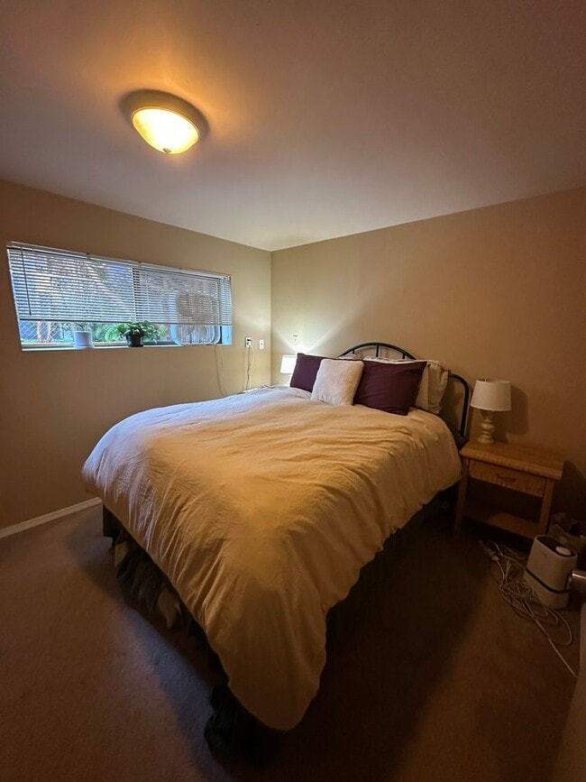 Building Photo - 2 bedroom 1 bath daylight basement unit in the heart of Edmonds