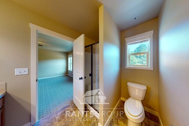 Building Photo - Beautifully upgraded townhome in a quiet L...