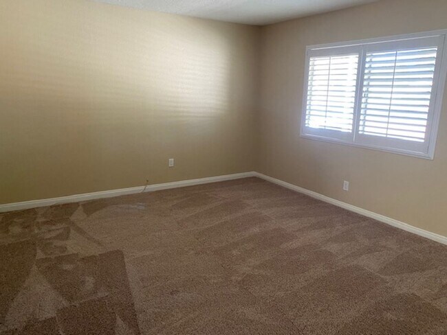 Building Photo - 2 Bed, 1 Bath single story duplex