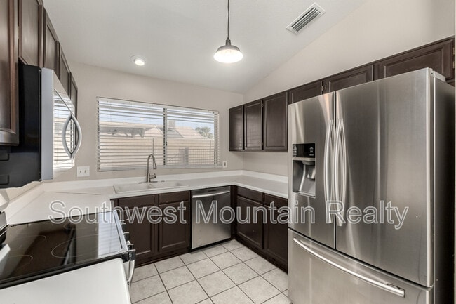 Building Photo - 5526 E Forge Ave