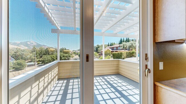 Building Photo - Gorgeous Home with private yards, large de...