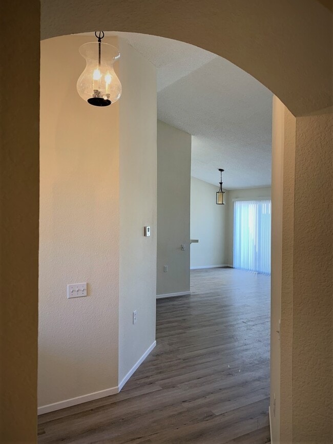 Building Photo - Charming 2 bed 2 bath in west side of Heme...