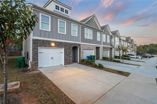 Building Photo - 5820 Calle Vis Dr