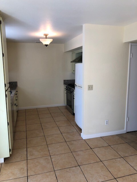 Building Photo - Beautiful 3 Bedroom, 1.5 Bath Townhome Available now!