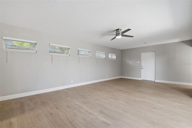 Building Photo - 405 Shore Dr E