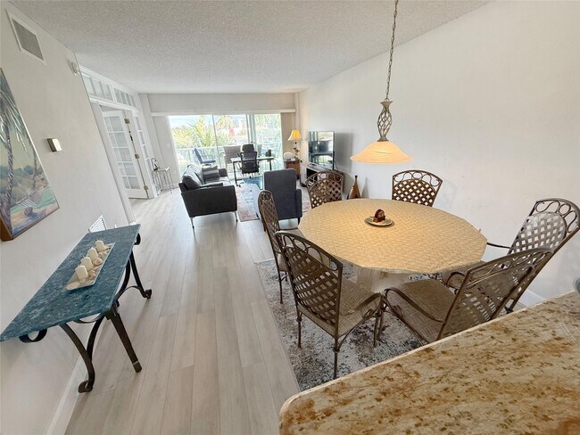 Building Photo - 140 NE 28th Ave