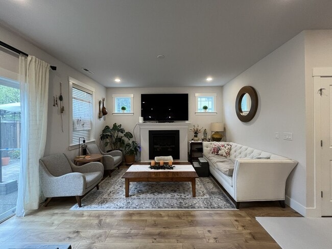 Building Photo - Open Concept 4BR Home with Island Seating, Loft & Spacious Living Room