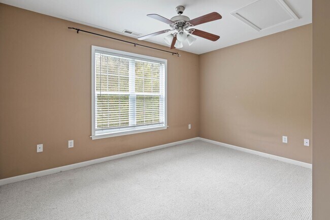 Building Photo - 3 Bedroom 1.5 bath house close to West Ash...