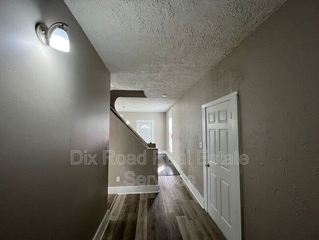 Building Photo - 305 Maple Ave