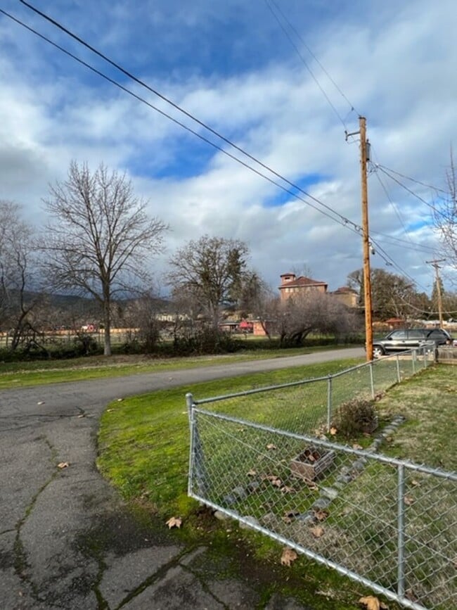 Building Photo - 310 8th St