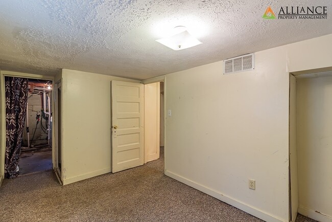 Building Photo - 901 Ratone St