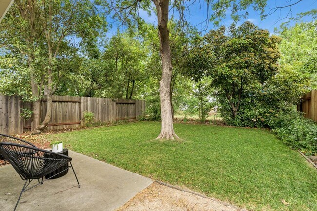 Building Photo - Beautifully updated 2-bedroom, 1.5-bathroom duplex