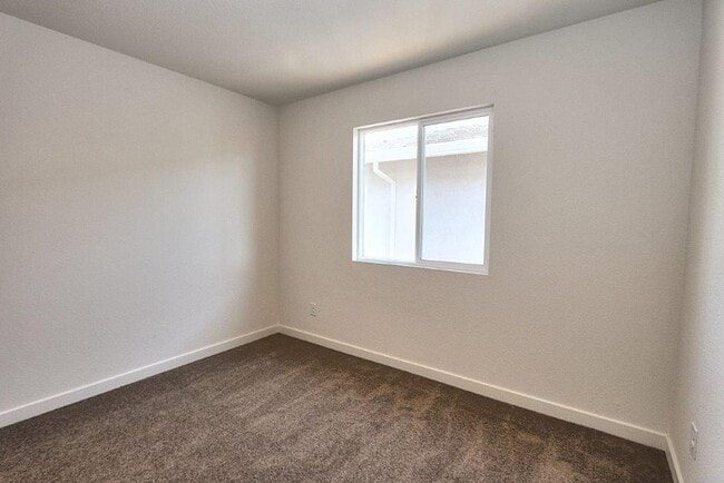 Building Photo - Beautiful Lincoln Home Available in May!