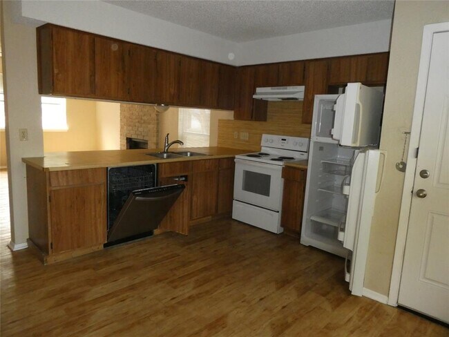 Building Photo - 1500 Waterloo Tr