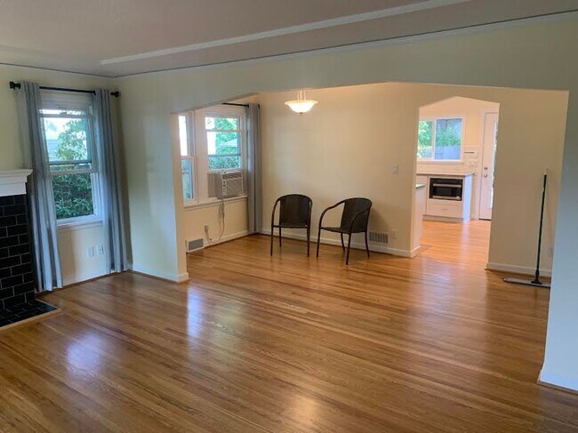 Building Photo - Impecable Remodel of Historic Eastmoreland Gem