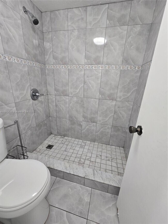 Building Photo - 1305 W 53rd St