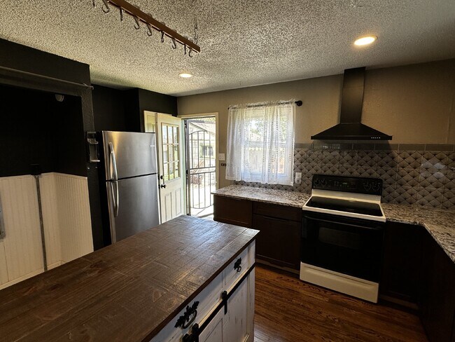 Building Photo - ***Available late-July*** Charming Home in...