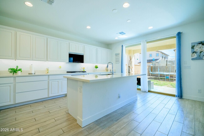 Building Photo - 21513 E Sparrow Dr