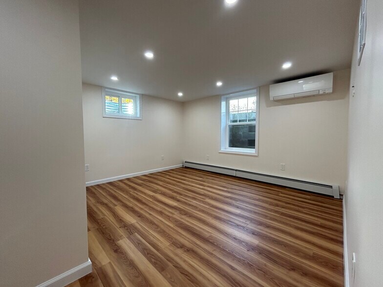 Living room - 90 Havemeyer Ln