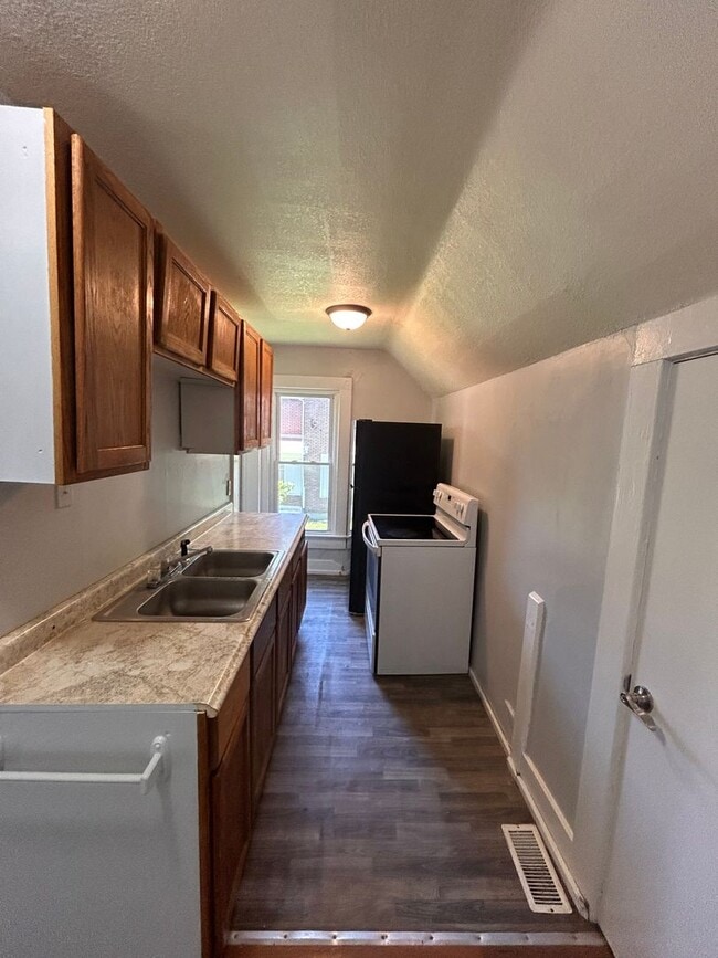 Building Photo - 812 Huestis Ave