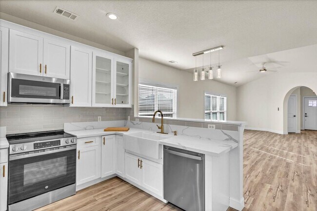 Building Photo - Completely Renovated 4 Bed/2 Bath in White...