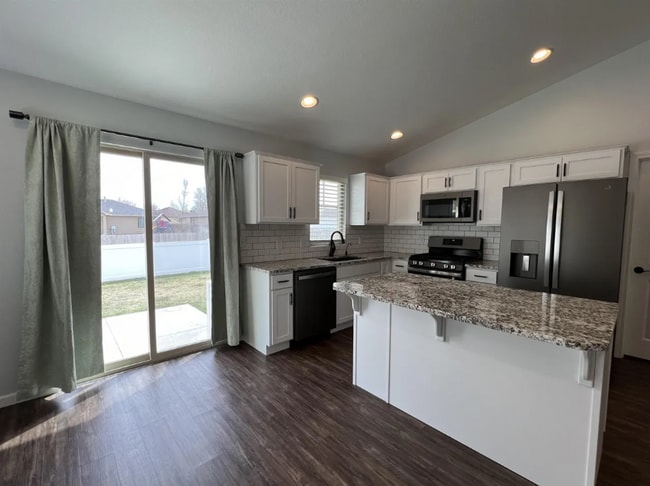 Building Photo - Modern 4-Bed Duplex | 2 Car Garage & Finis...