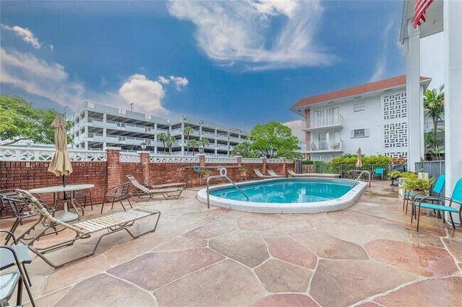 Building Photo - 2424 NE 9th St