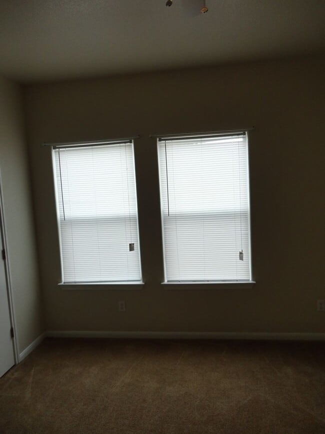 Building Photo - Nice 4 bedroom house close to down town!