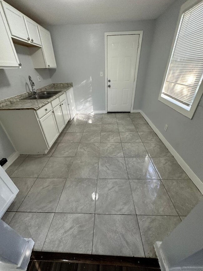 Building Photo - Fully Renovated 2/1 Single Family Available Now!