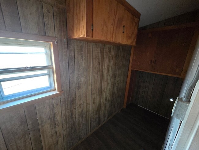 Building Photo - 3 Bedroom 1950's Home with Large Fenced Yard Available 1/12/26