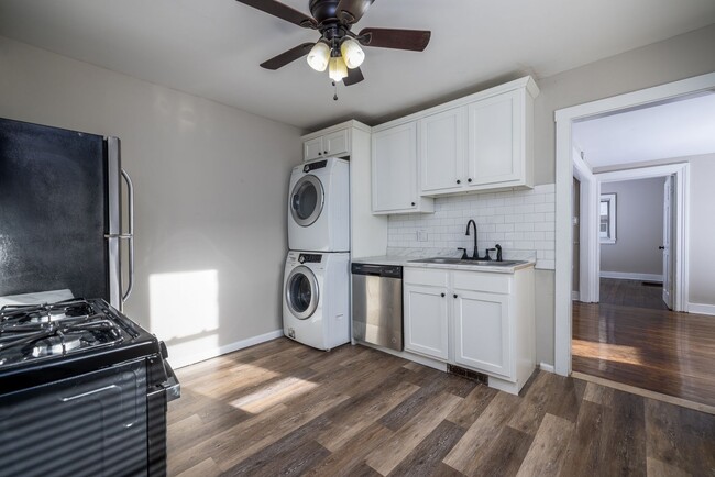 Building Photo - 2 Bedroom 1 Bath South Wedge, 1st floor la...