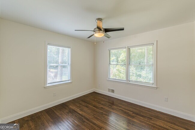 Building Photo - 427 Peyton Rd SW