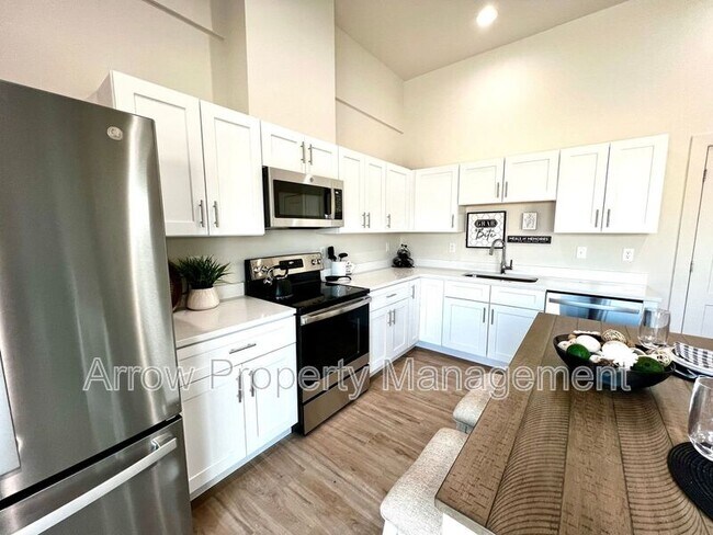 Building Photo - 1067 Claude Rd